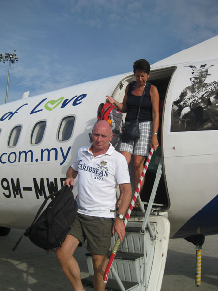 Hans en Gina Mom geland op het vleigveld van Sandakan